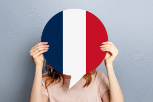 Une femme blanche qui tient une bulle avec le drapeau français
